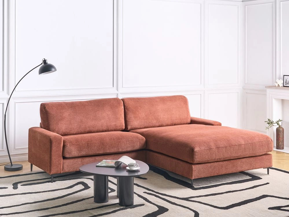 Divano angolare in tessuto rosso lato sinistro con schienale imbottito e finitura idrorepellente con gambe in metallo nero soggiorno in stile moderno