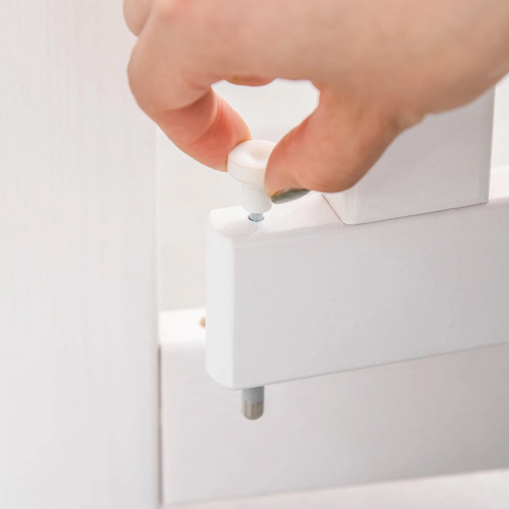 Barriera estensibile a forbice pieghevole a 4 pannelli con porta e 2 piedi di supporto per interni in legno bianco