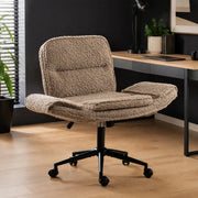 Sedia da ufficio girevole con braccioli pieghevoli in teddy fleece marrone compatta regolabile in altezza