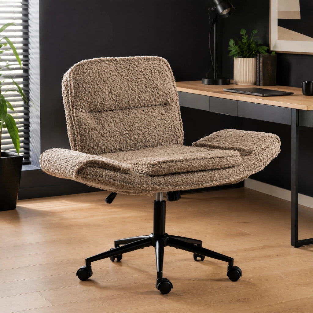 Sedia da ufficio girevole con braccioli pieghevoli in teddy fleece marrone compatta regolabile in altezza