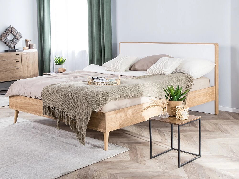 Letto a doghe in legno chiaro e testiera bianca 160 x 200 cm design scandinavo