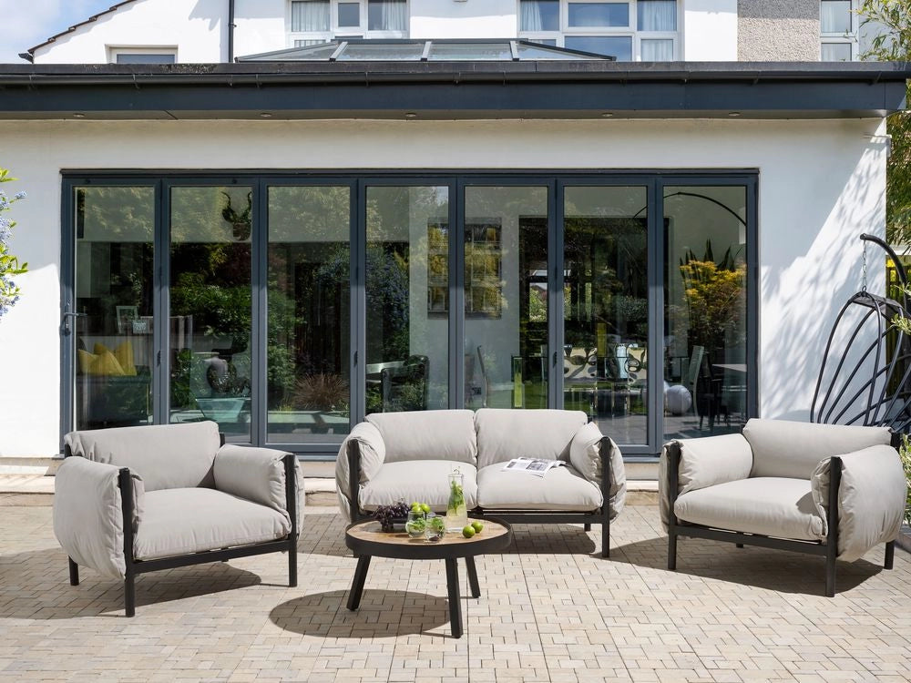 Divano da giardino in alluminio a 2 posti con 2 poltrone Telaio in alluminio nero Cuscini in tessuto idrorepellente grigio chiaro