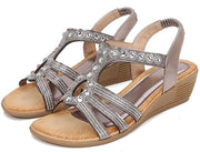 Sandali da donna estivi con decorazioni strass, tacco basso e laccetto elastico, con comfort e forma rotonda.