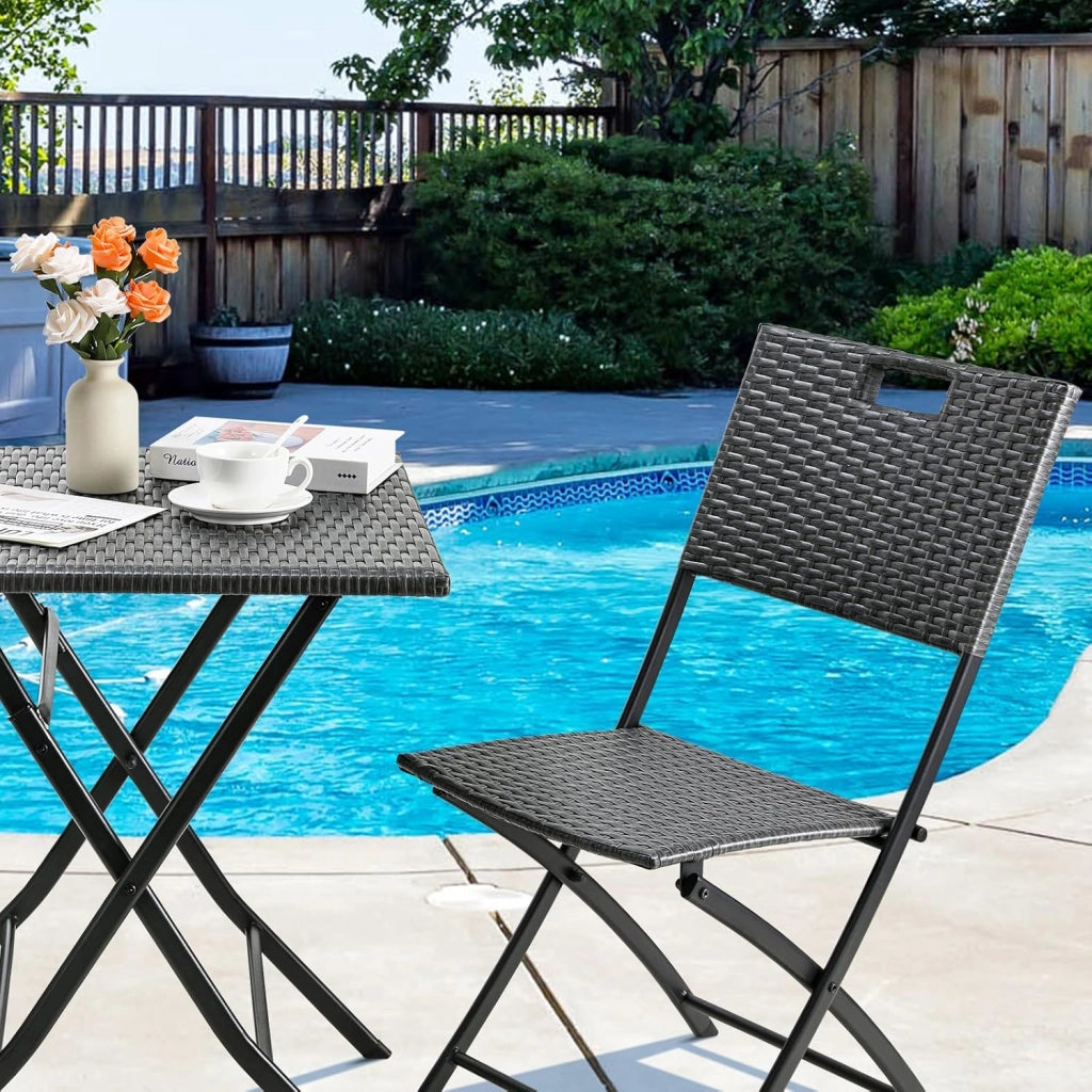 Set di Mobili da Balcone Pieghevole da 3 Pezzi, Mobili da Bistrot, Set Giardino in Rattan, 1 Tavolo e 2 Sedie, Sedia Pieghevole per Balcone, Giardino e Terrazza, Grigio
