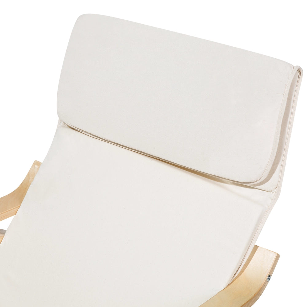 Sedia a dondolo in tessuto beige chiaro e legno di betulla con poggiapiedi regolabile