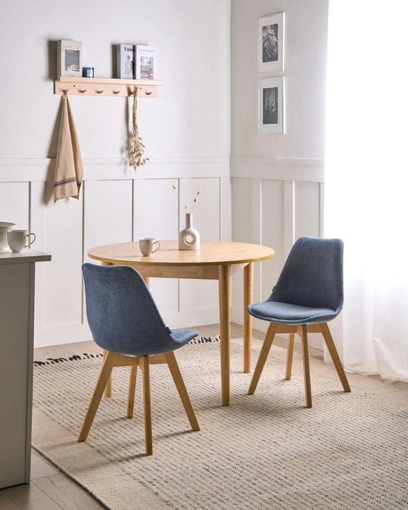 Set di 2 sedie da pranzo con gambe in legno eleganti in ecopelle azzurra
