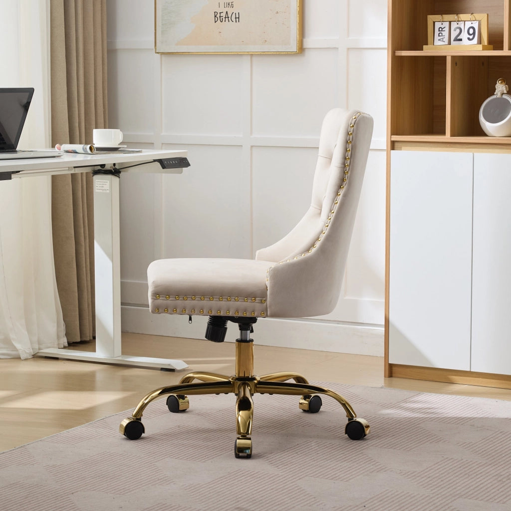 sedia da ufficio con seduta ampia e profonda; schienale trapuntato; base in metallo dorato; velluto beige