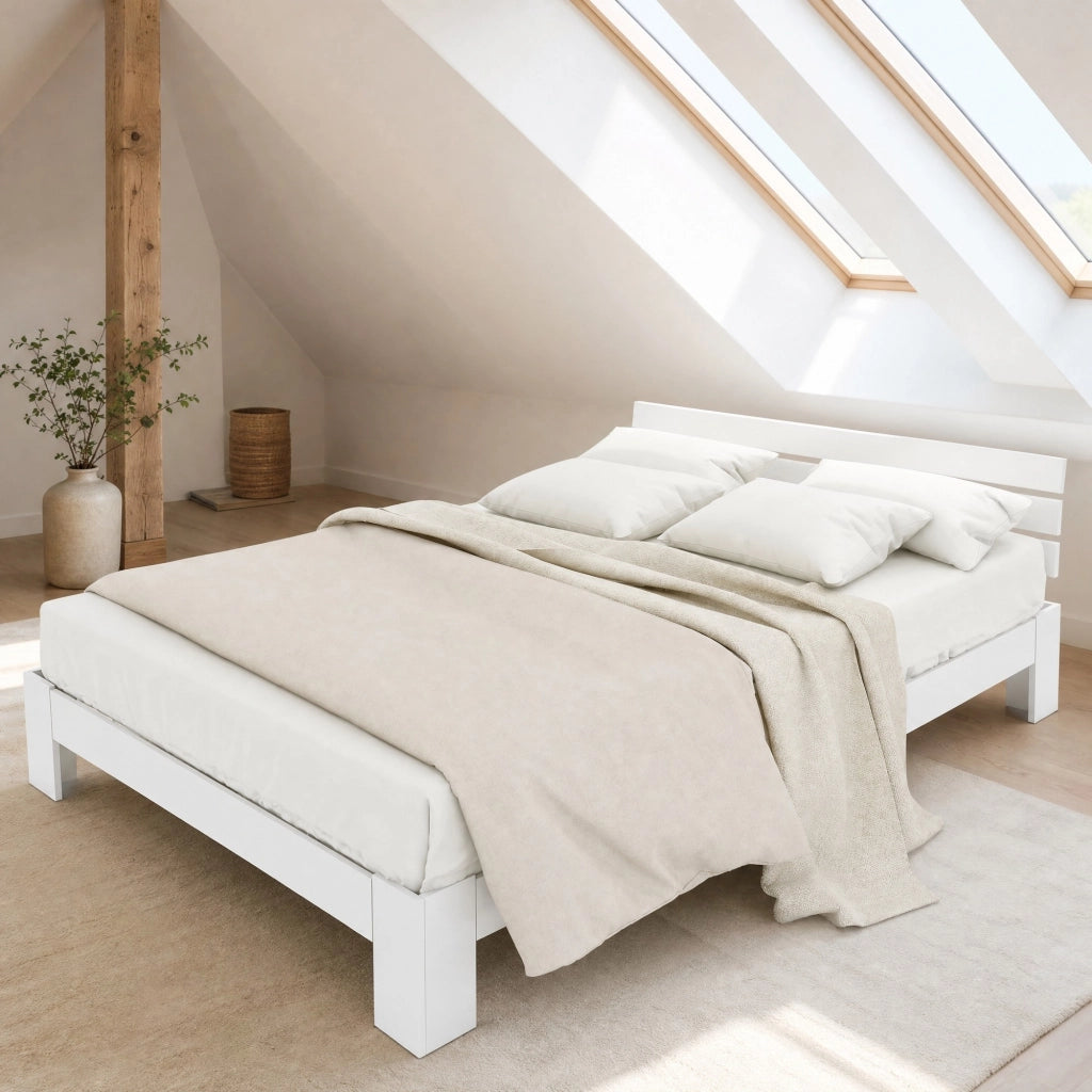 Letto matrimoniale 140x200 cm in legno massiccio bianco con rete a doghe, design rustico e salvaspazio