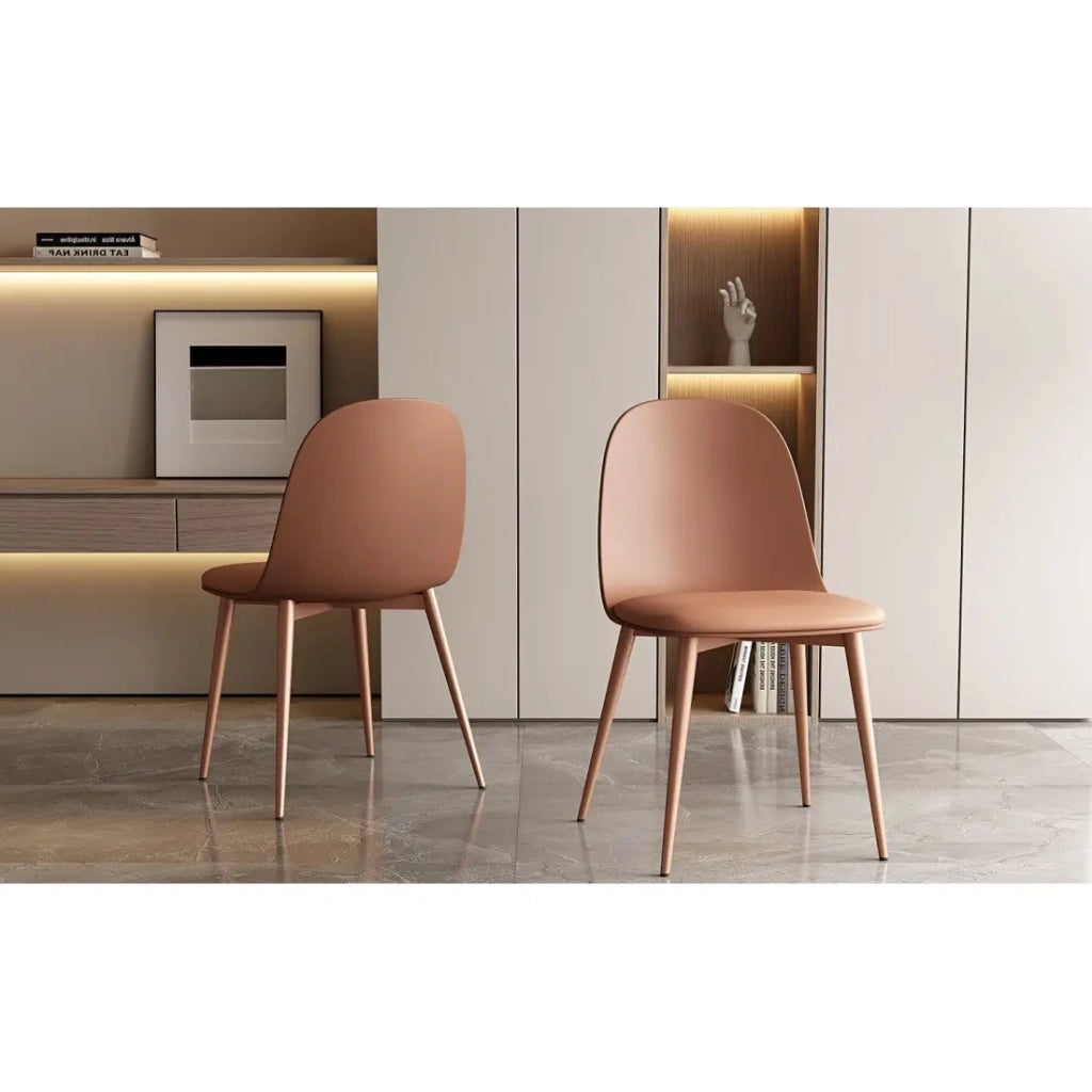 Sedia JASMON – Cuscino in PU Terracotta con gambe in metallo – H81 × L51 × P44 cm