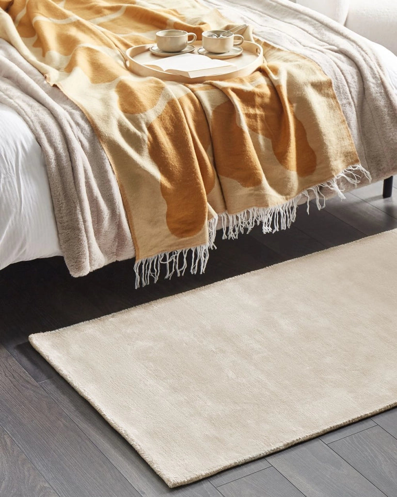 Tappeto in viscosa beige chiaro 80 x 150 cm a pelo corto capitonné moderno
