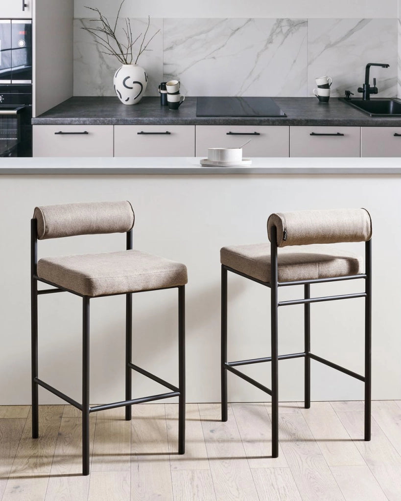 Set di 2 sgabelli da bar moderni con rivestimento in poliestere taupe gambe in metallo nero senza braccioli e schienale avvolgente
