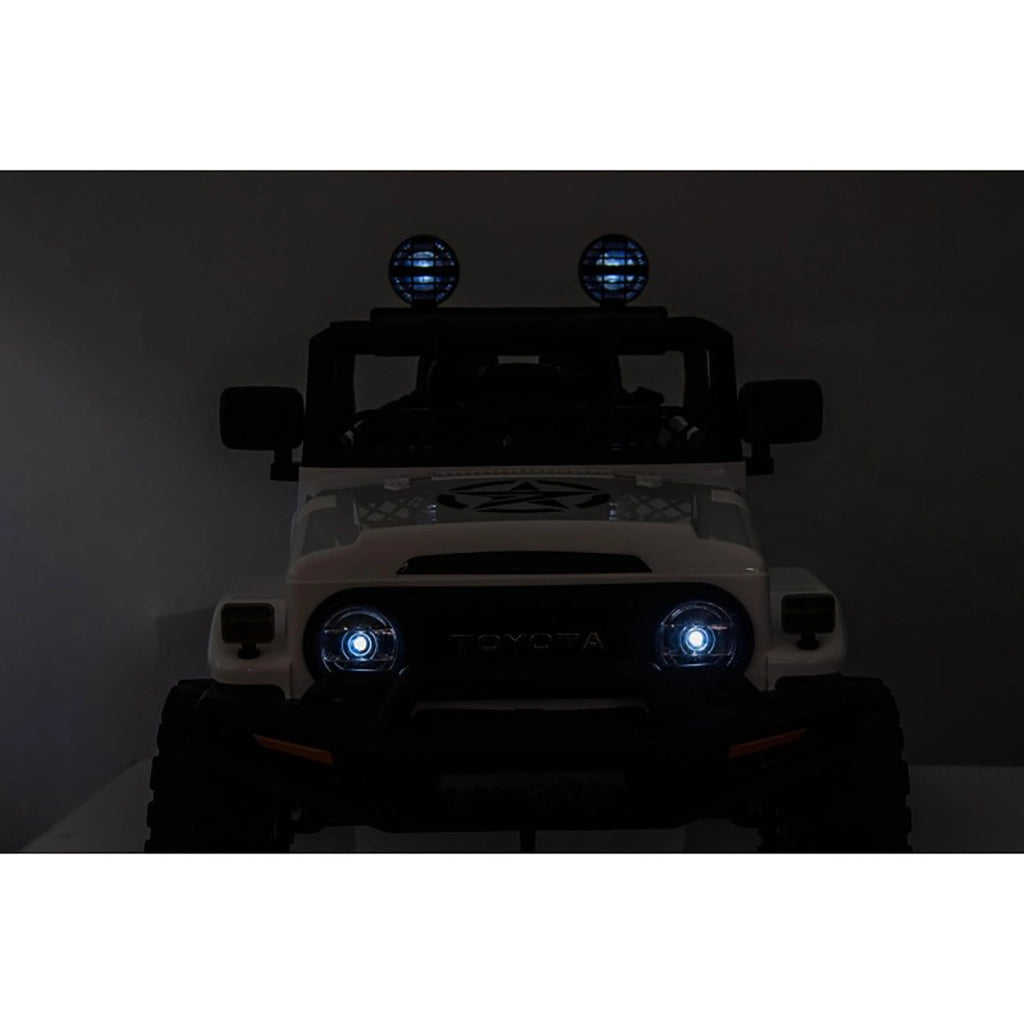 Macchina Elettrica per Bambini Fuoristrada Toyota Fj Cruiser 12V Telecomando Ruote in Gomma e Sedile in Pelle Bianco