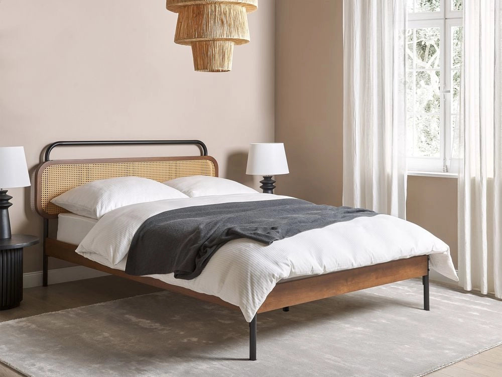Letto matrimoniale moderno base a doghe con testata a treccia viennese in legno di gomma scuro 140 x 200 cm