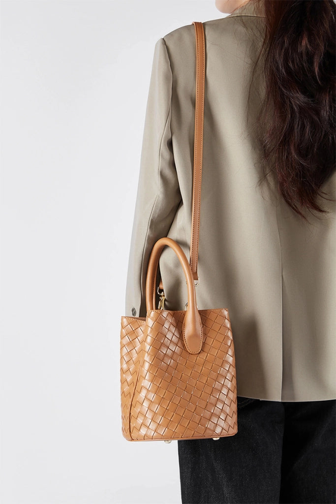 Borsa a tracolla intrecciata in vera pelle marrone