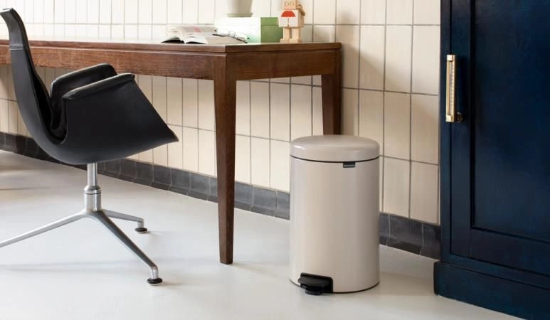 Brabantia 149948 NewIcon Pattumiera a Pedale 20 L Chiusura Soft-Touch Secchio Interno Rimovibile Base Antiscivolo Blocco Antiribaltamento colore Soft Beige