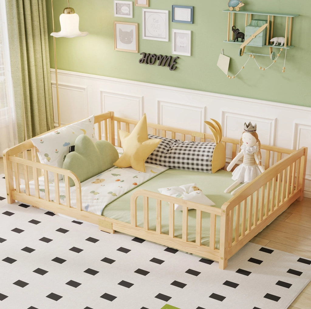 Letto a pavimento per bambini 140x200 cm con sponde di sicurezza in legno naturale