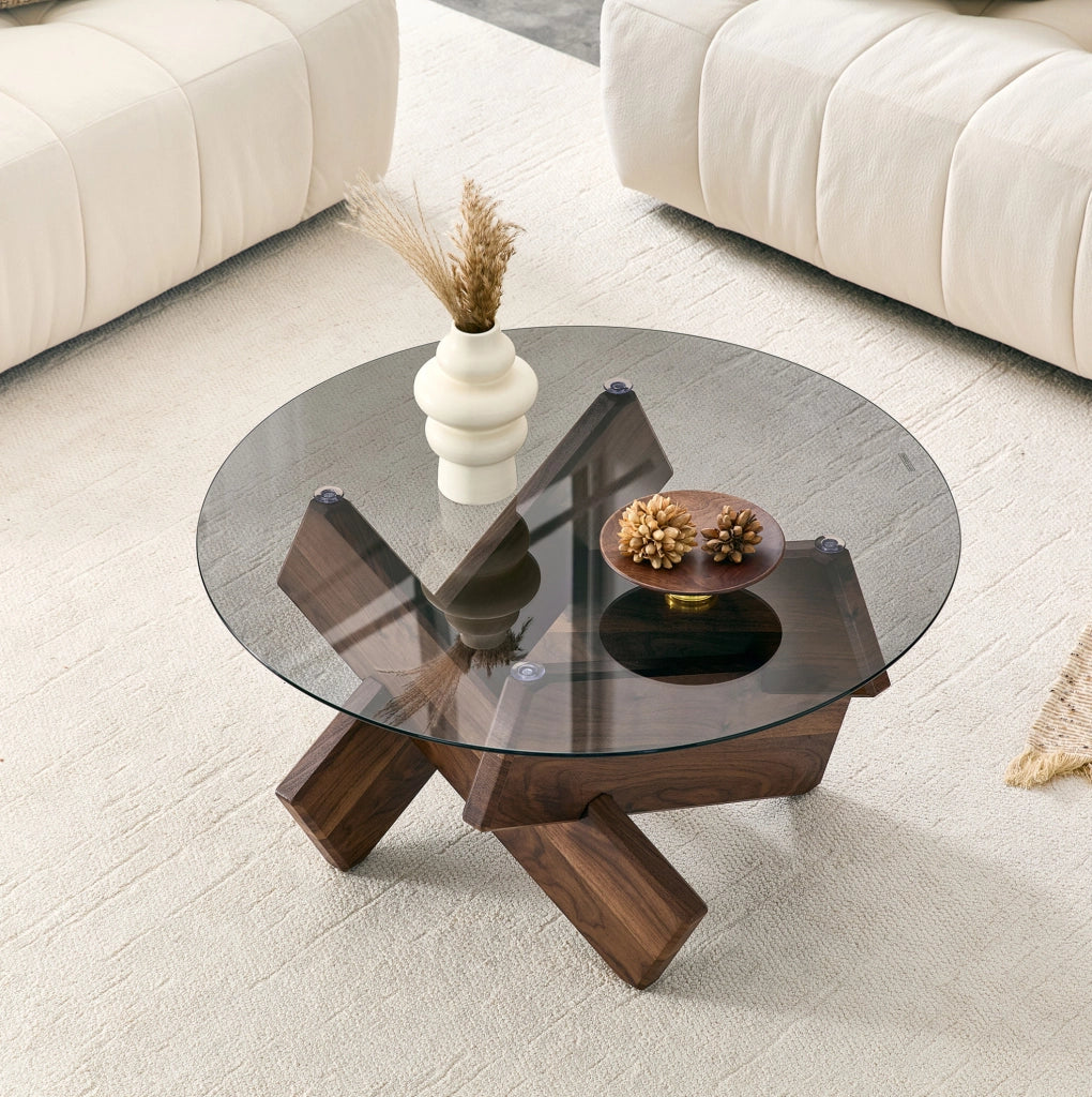 Tavolino da caffè rotondo con piano in vetro temperato e base geometrica in MDF; noce
