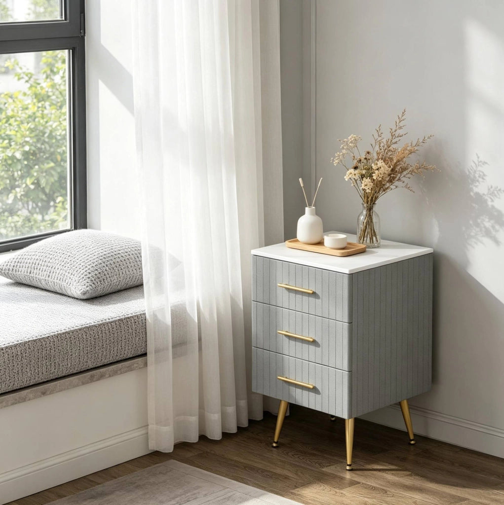 Comodino con 3 Cassetti Rivestito in Velluto con Gambe in Metallo Grigio