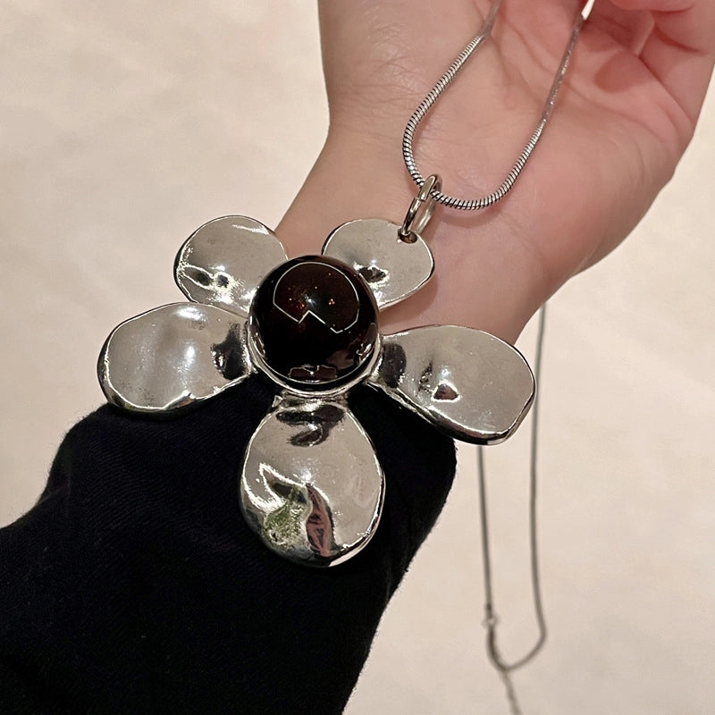Collana lunga vintage con ciondolo a forma di fiore in argento anticato, esagerata, alla moda e di alta gamma.