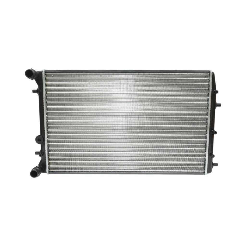 Radiatore raffreddamento acqua motore – Seat, Skoda, VW (motori 1.0 – 2.0 L) Dimensioni: 635 × 415 × 23 mm Codici OEM compatibili: 5Z0121253A, 6Q0121253L, 6Q0121253Q, 50542, 1924001738