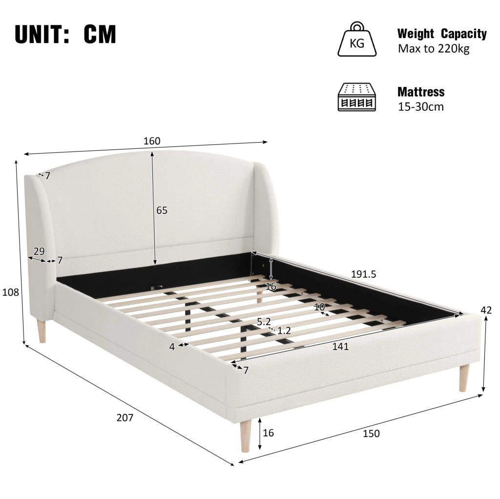 Letto imbottito in bouclé bianco con testiera wingback e rete a doghe