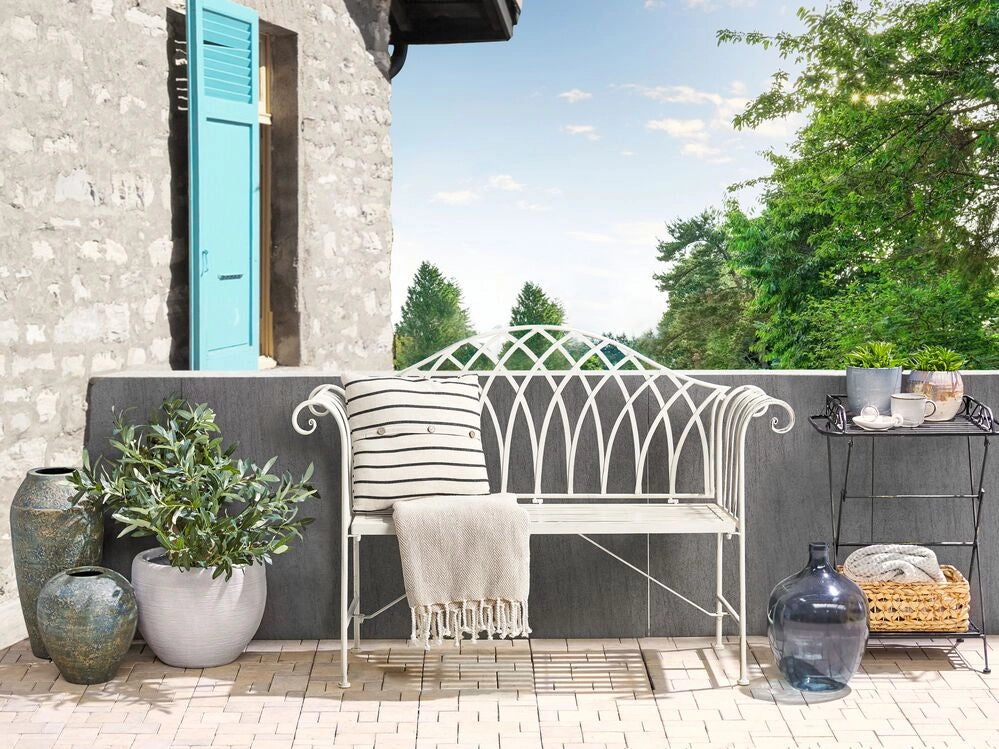 Panca da giardino per esterni in metallo bianco 2 posti 130 cm con braccioli svasati in stile vintage