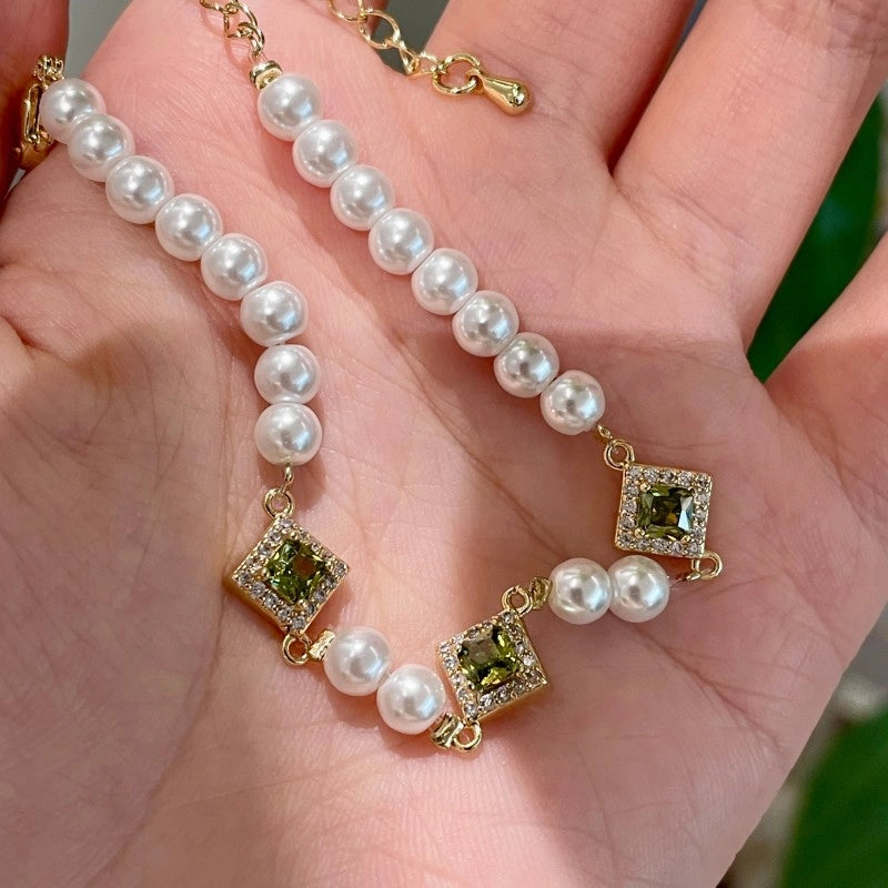 Bracciale con perle e zirconi a forma di rombo verde