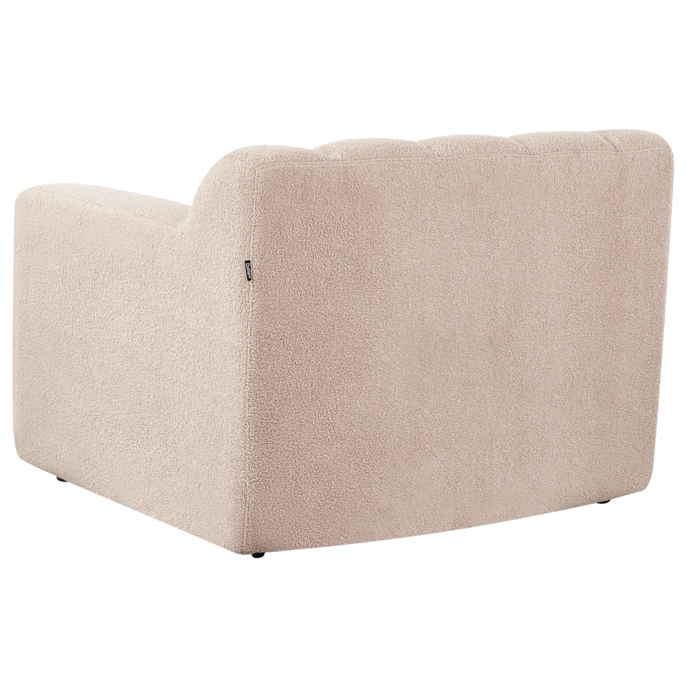 Poltrona con rivestimento in bouclé beige schienale imbottito e cuscini spessi perfetta per un soggiorno moderno