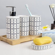 Set di accessori da bagno in ceramica a 4 pezzi per uso domestico e hotel, comprensivo di tazze, contenitore per sapone, appoggio per spazzola da denti, dispenser per lozioni, striature verticali.