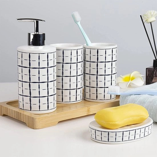Set di accessori da bagno in ceramica a 4 pezzi per uso domestico e hotel, comprensivo di tazze, contenitore per sapone, appoggio per spazzola da denti, dispenser per lozioni, striature verticali.