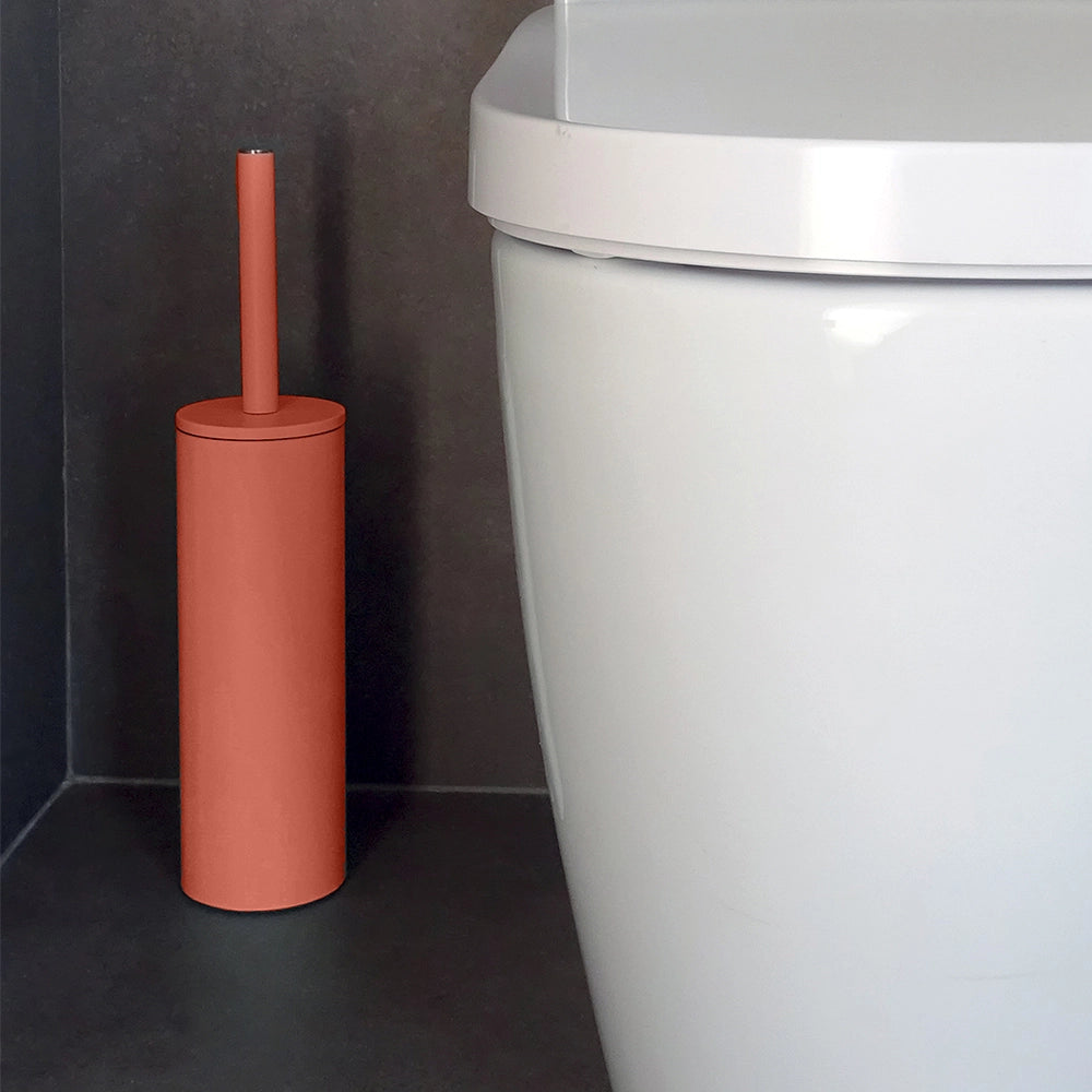 Portascopino d’appoggio in acciaio color terracotta opaco con scopino in setole nere removibile Axin