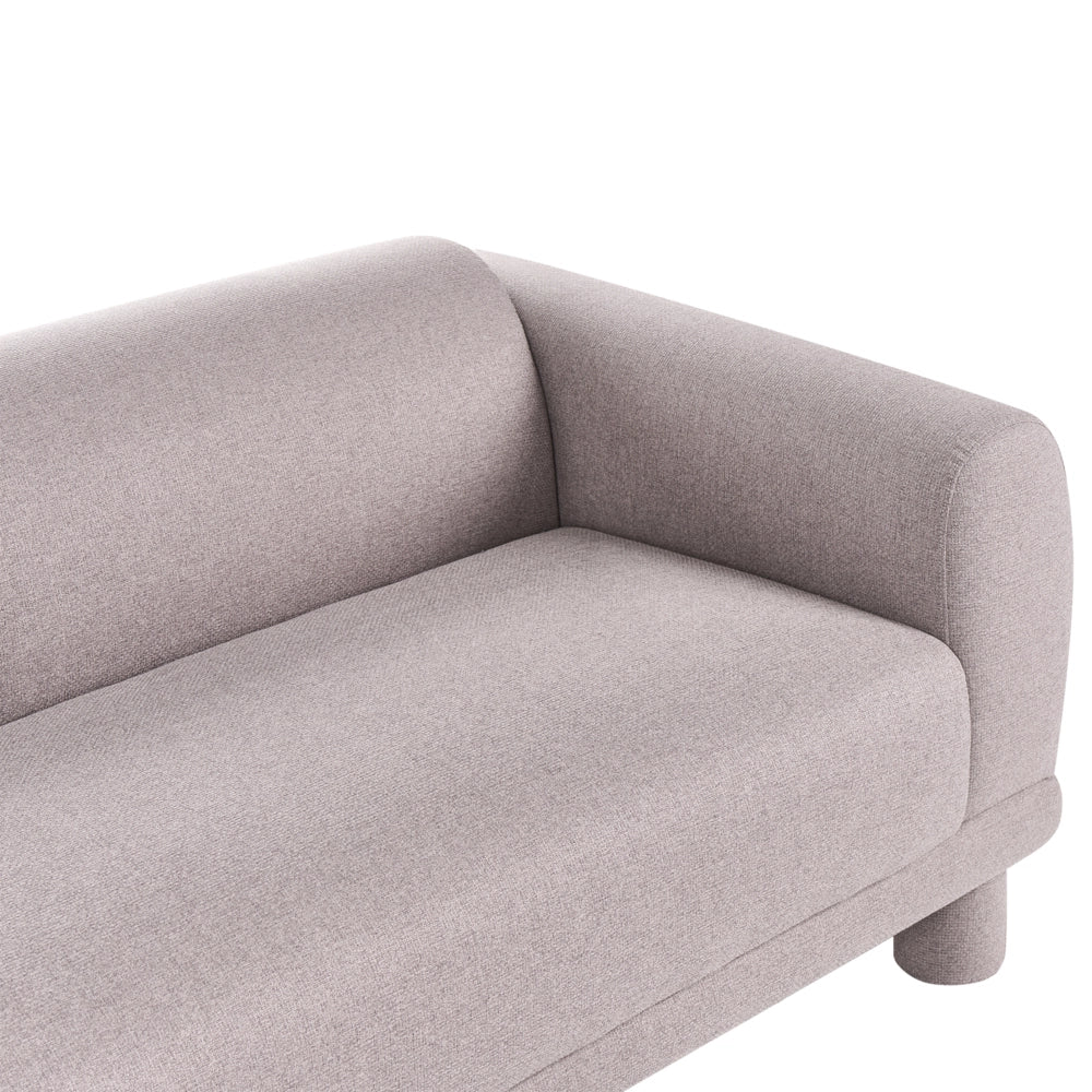 Divano a 3 posti in tessuto tortora con cuscini decorativi extra e gambe rivestite stile retrò-moderno