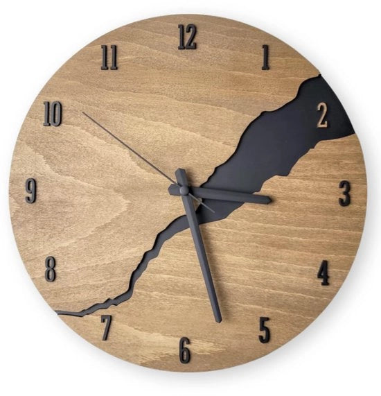 Orologio da parete moderno e silenzioso con design in legno e senza ticchettio. Un orologio da parete unico con meccanismo quartz per la camera, la cucina, la camera da letto o come oggetto decorativo. Un punto di vista moderno.
