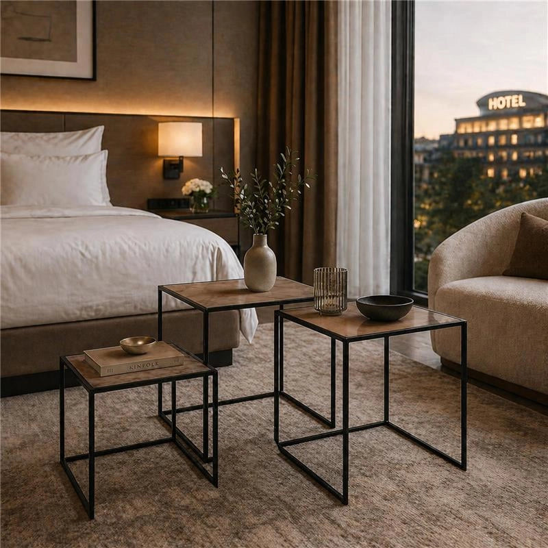 SET DI TRE TAVOLINI RETTANGOLARI CON STRUTTURA IN METALLO NERO E TOP IN MDF EFFETTO LEGNO SCURO MISURE: 35X40CM, 40X45CM, 45X50CM
