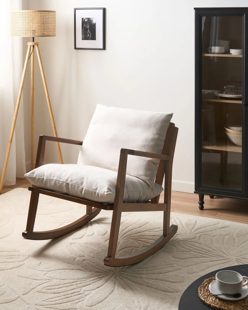 Poltrona a dondolo con rivestimento in poliestere struttura in legno di gomma marrone stile scandinavo tessuto beige chiaro