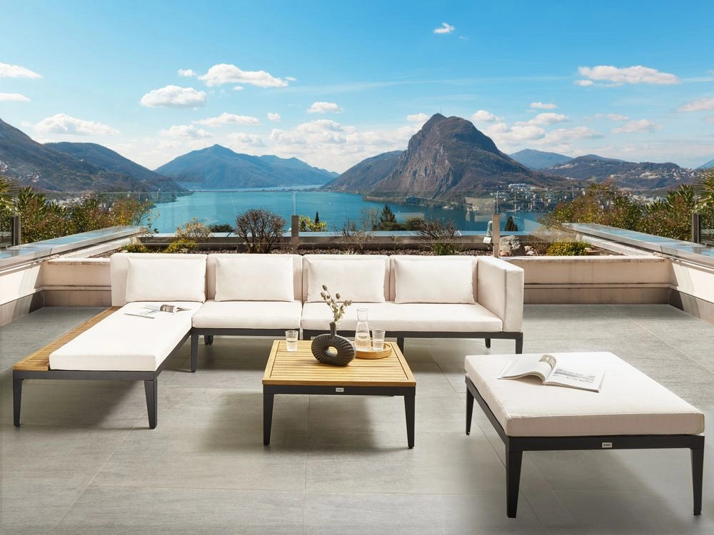 Set da giardino 4 posti in legno di acacia certificato con divano angolare tavolino e cuscini beige chiaro lato sinistro con ottomano