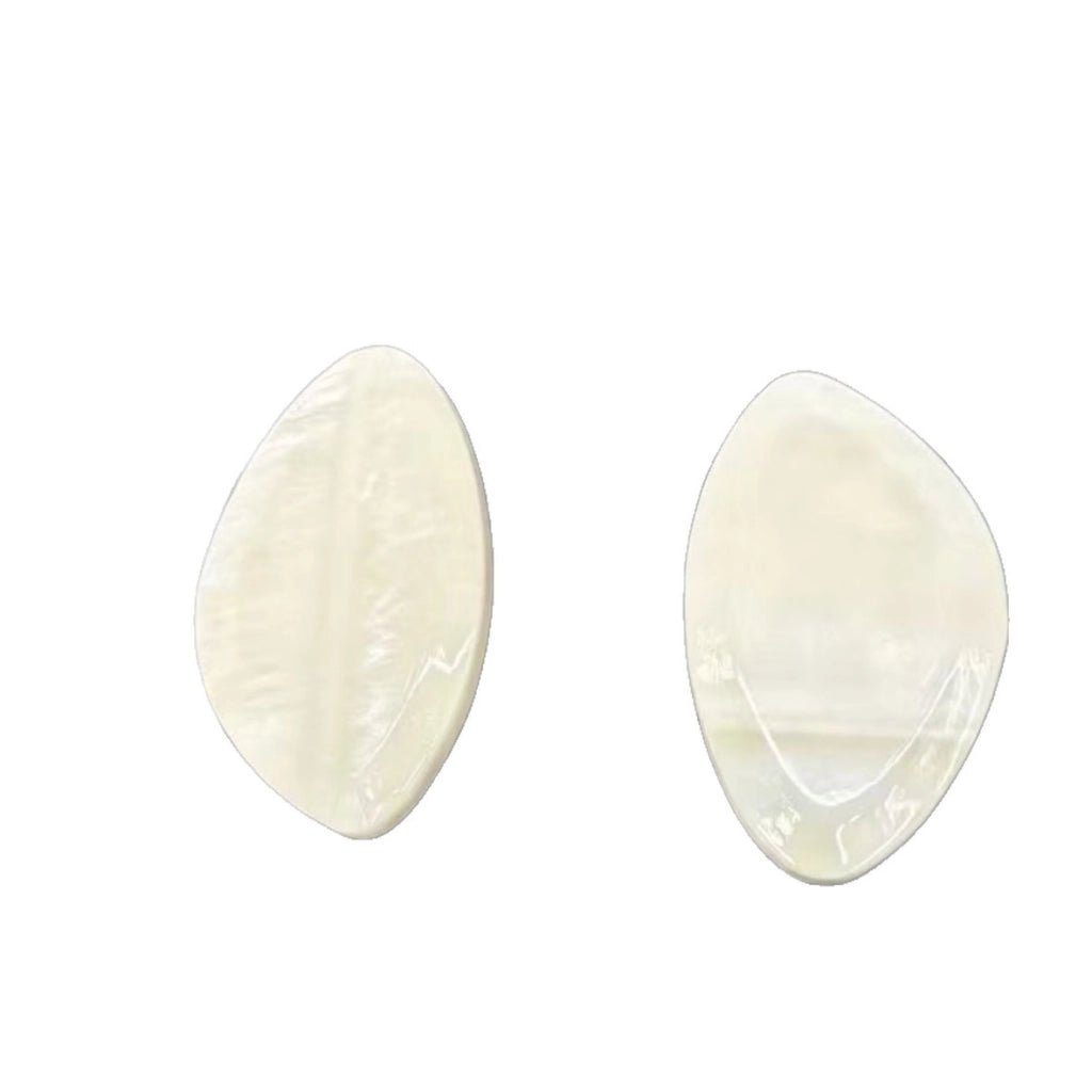 Orecchini geometrici irregolari beige, audaci e sofisticati; orecchini a lobo bianchi, semplici ed eleganti; stile retr¨° francese.