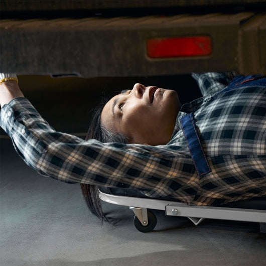 Sdraio e sgabello da officina 2 in 1 101x44x12cm Superficie imbottita 6 ruote girevoli Portata 150kg