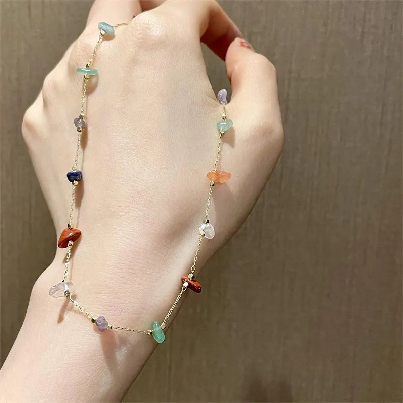 Collana fatta a mano con pietre naturali colorate e cristalli