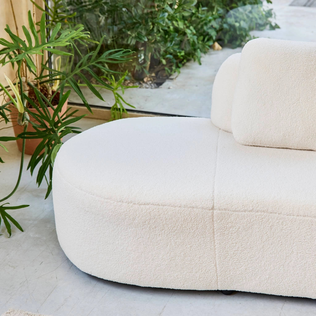 Divano organico a forma di virgola in bouclé, 2–3 posti, crema