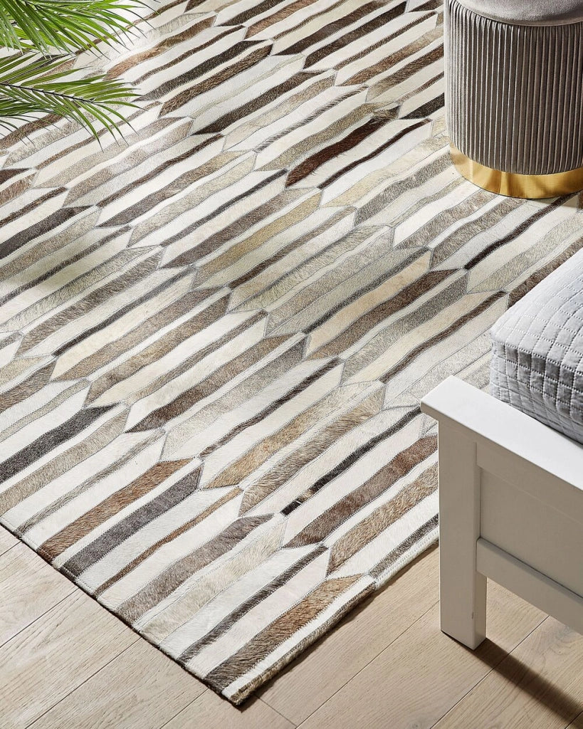 Tappeto rettangolare in pelle di vacchetta beige e marrone 140 x 200 cm Patchwork retrò