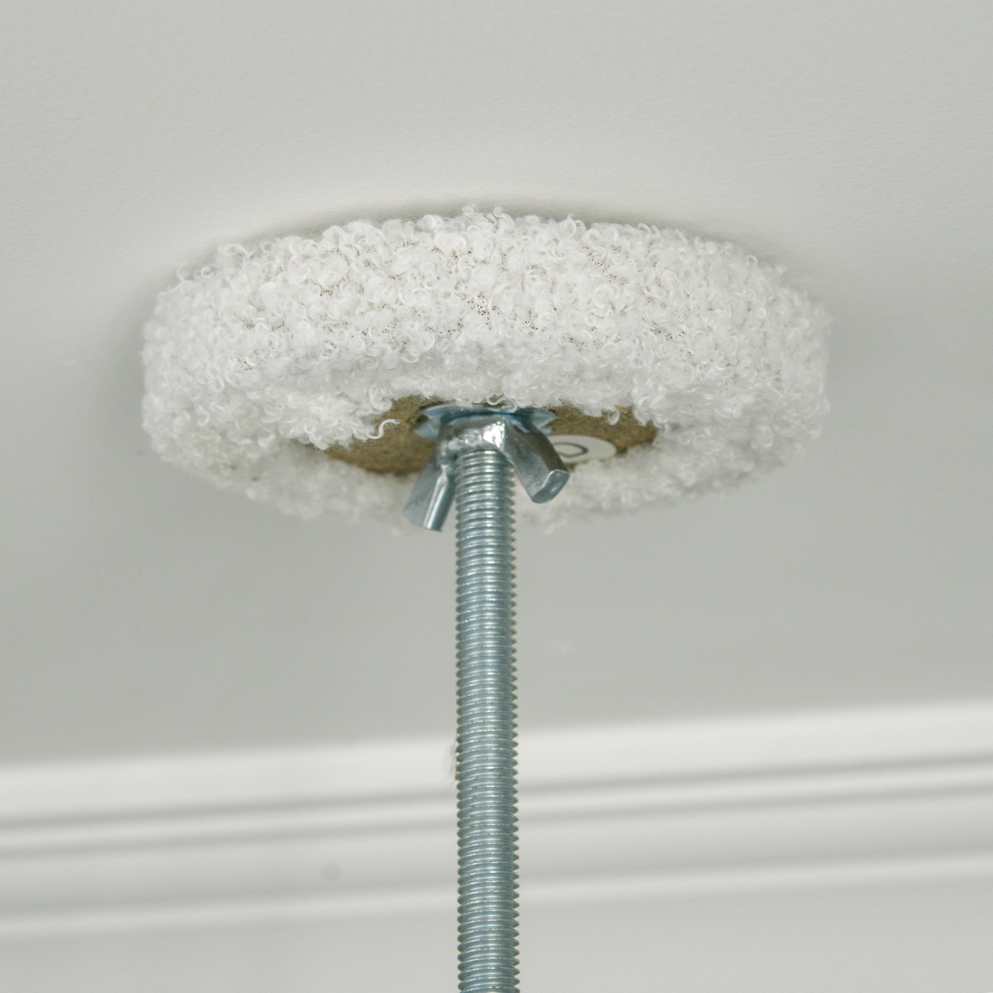 Albero Tiragraffi per Gatti a Soffitto con Palo Regolabile da 225-255 cm in Peluche Bianco