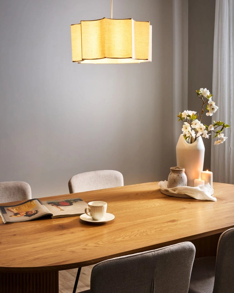 Lampada a sospensione con base in ferro bianco e beige chiaro e paralume in tessuto, stile moderno