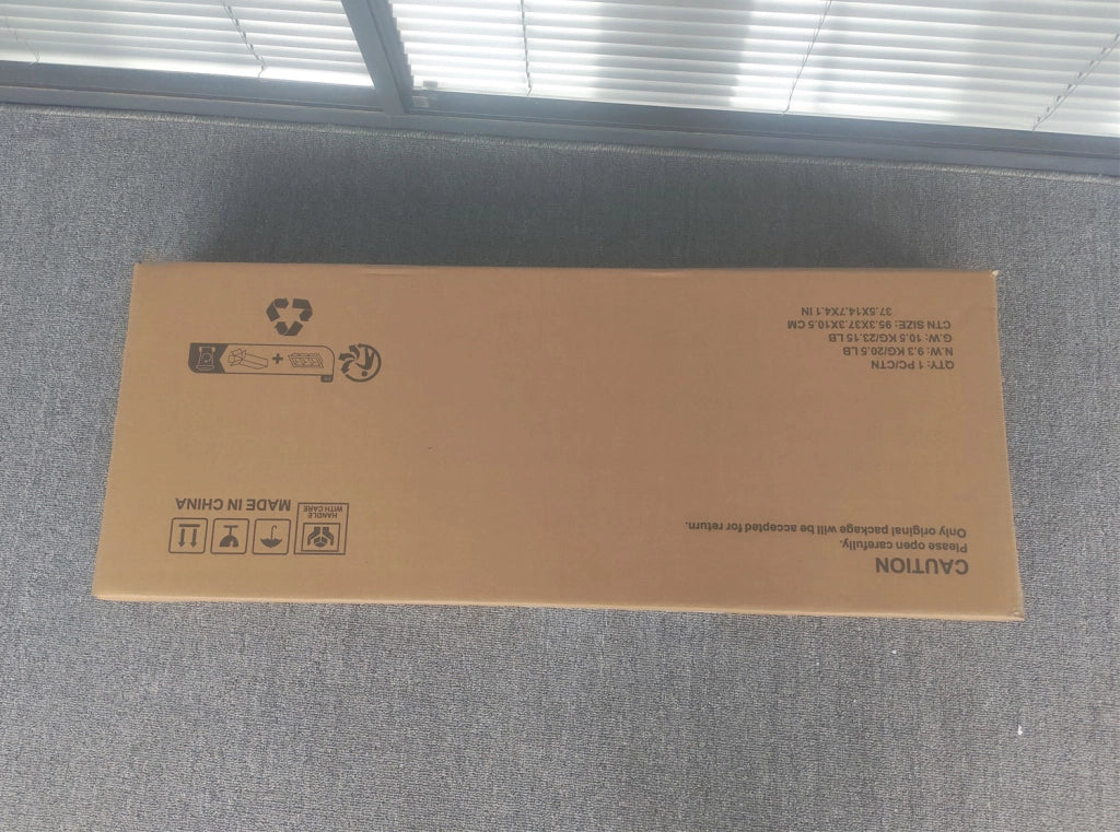 Mobile bagno basso bianco con ante a lamelle e vani portaoggetti