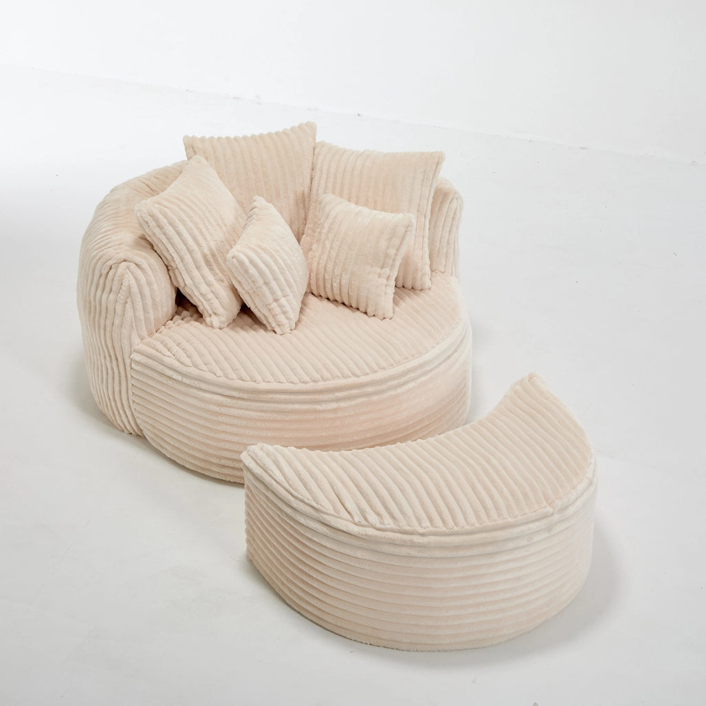 Poltrona relax con pouf e cinque cuscini, schienale e braccioli di sostegno in morbida ciniglia beige