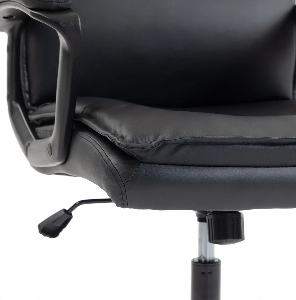 Sedia da ufficio ergonomica nera in PU con supporto regolabile e schienale curvo