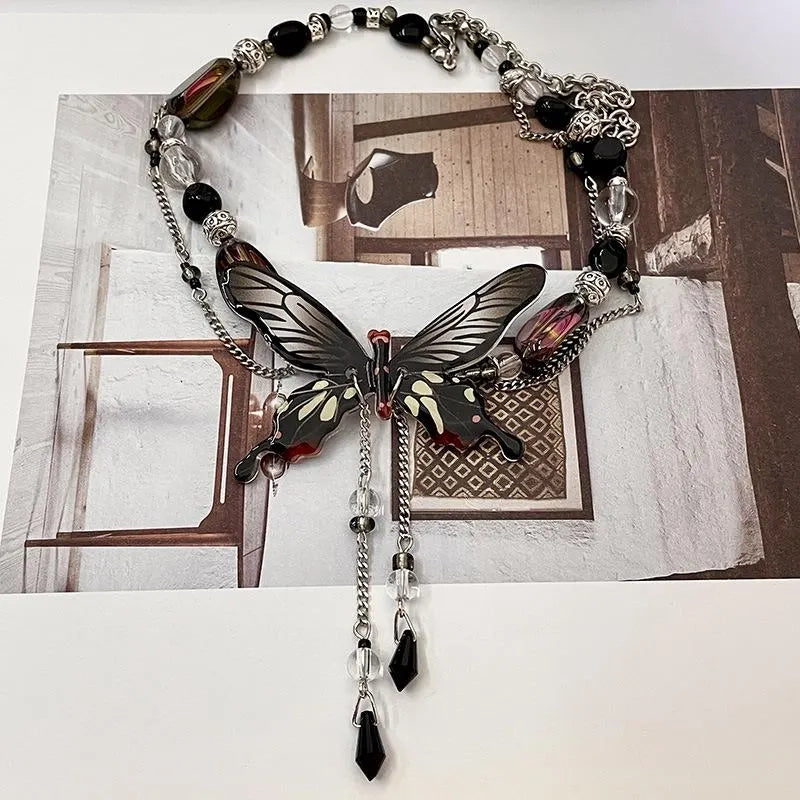 Collana con nappa a farfalla nera: gioiello fatto a mano con perline.