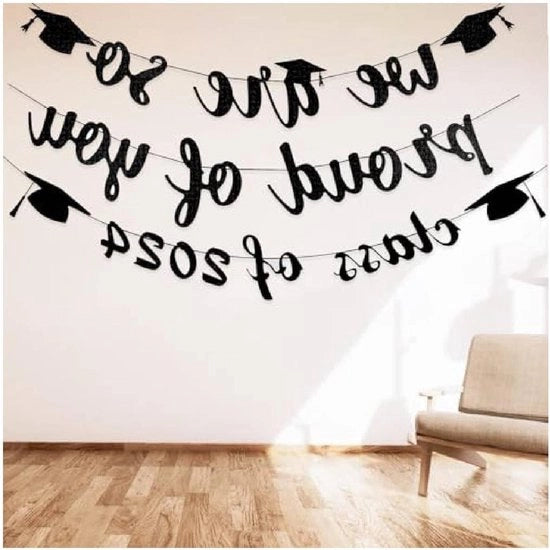 Banniere di Congratulazione per il Diploma - Decorazione per il Diploma Siamo così orgogliosi di te Classe del 2024 Banniere Nero per la Cerimonia di Diploma Wimpel per la Festa di Diploma e di Famiglia