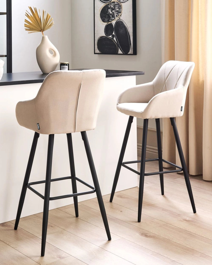 Set di 2 Sgabelli da Bar Rivestiti in Tessuto Beige con Braccioli Schienale Trapuntato Gambe in Metallo Nero