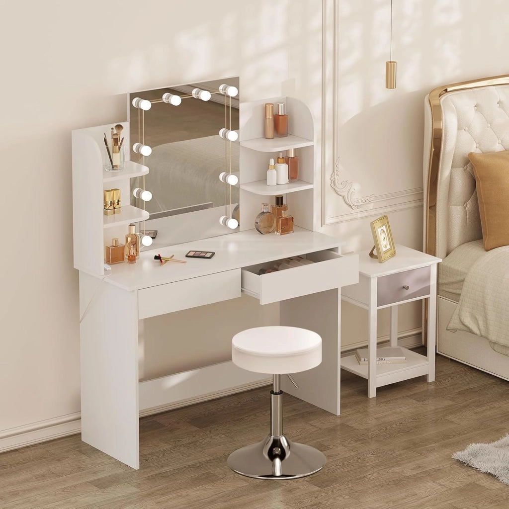 Toeletta Trucco con Specchio, Luci LED Luminosità Regolabile, Sgabello Girevole, 108x40 cm, Tavolo da Trucco Bianco con 2 Cassetti e 4 Ripiani, in Legno, MB6106ws